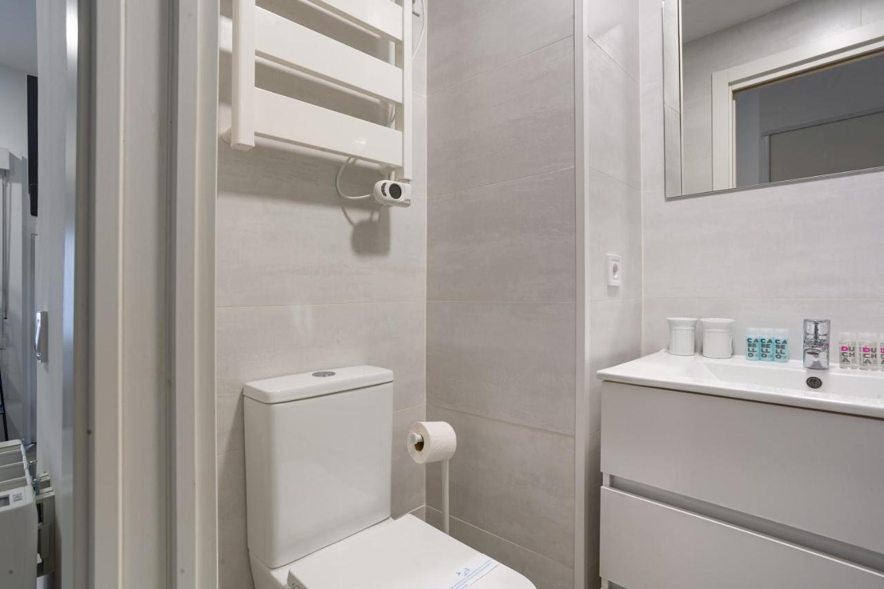 1 Bedroom 1 Bathroom Furnished - Av De America - Studio - Mintystay Мадрид Екстериор снимка